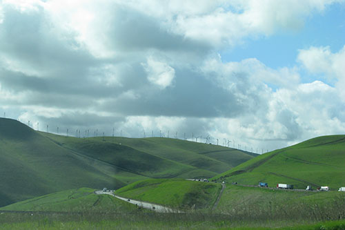 Altamont Pass with green hills in 2008. Photo by Fietsbel.
