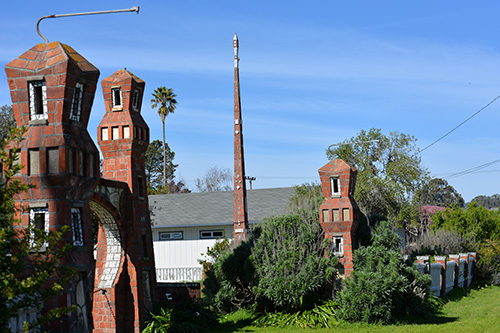 Side view of the Gate of Prophecy and one of the tall "radio towers." The metal rods atop the square pillars may have once held lanterns.