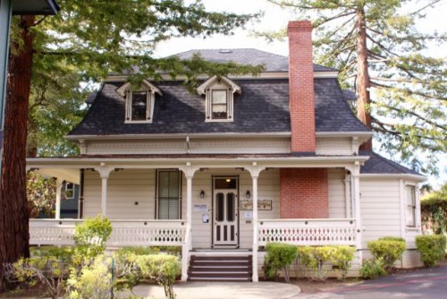 The Averon House is now the building for rental inquiries for the surrounding apartments. Photo: © Mobile Ranger.