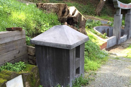 Replica of the Chinese "Do" used to burn clothing of the deceased, some of the food offerings, and joss paper. Photo: Sangye Hawke.