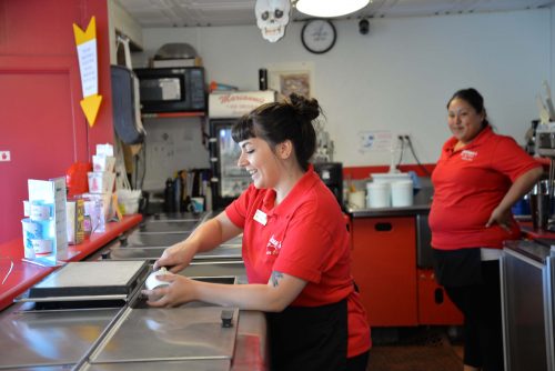 Stefanie Mistry (center) and her colleague working at Marianne's. Photo: Julia Gaudinski/Mobile Ranger